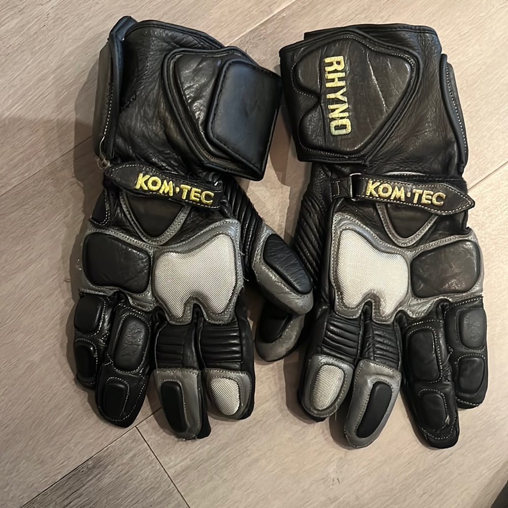 Kom tec leather biker gloves. Full protection